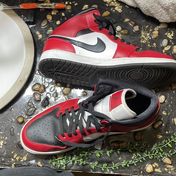 Air Jordan 1 mid Chicago black toe comes with original box make an offer - Picture 7 of 7